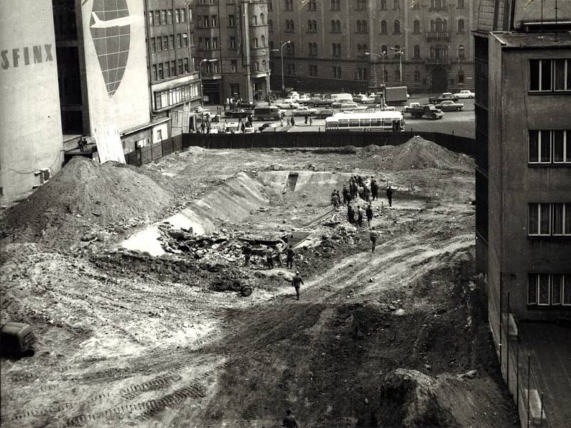 Archivní snímek zachycující počátek výstavby obchodního domu Kotva na náměstí Republiky v Praze.