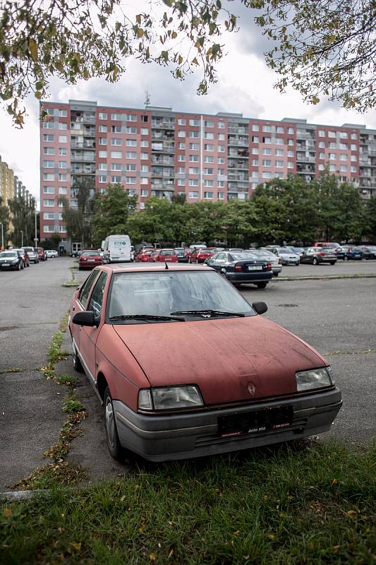 Vrak stojíci na pražském Jižním Městě, na parkovišti v Metodějově ulici, 3. září