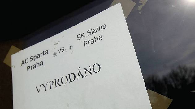 VYPRODÁNO! Fotbalové derby Sparta – Slavia bylo vyprodáno v rekordně krátké době, vstupenky byly rozebrány již před dvanácti dny. Včera bylo na Letné prázdno, dnes se očekává plno.