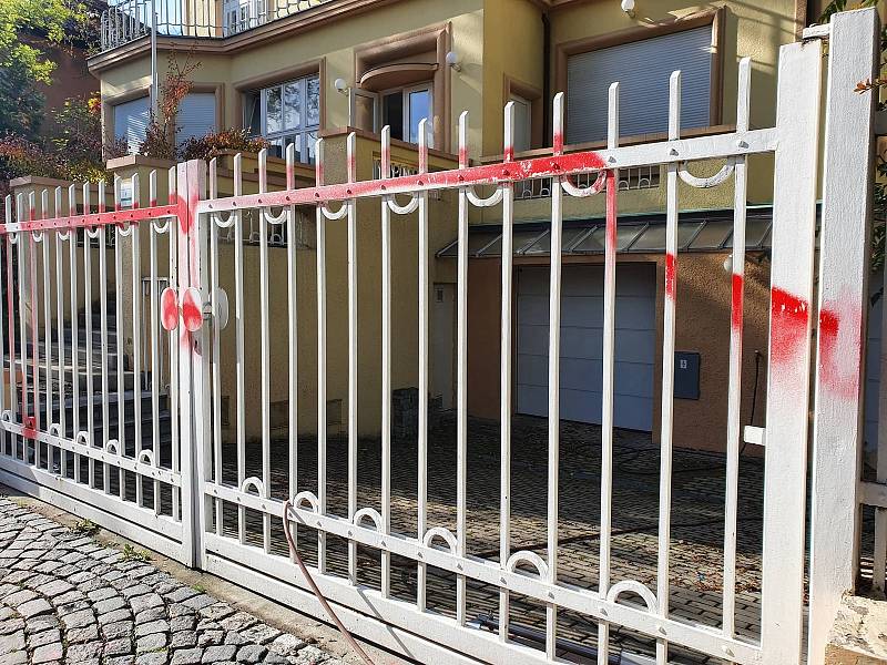 Ukrajinské velvyslanectví v Praze, polité červenou barvou