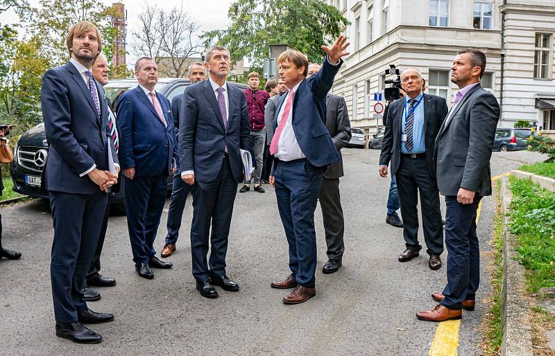 Premiér Andrej Babiš (ANO) a ministr Adam Vojtěch (ANO) podpořili nutnost investic ve VFN v Praze.