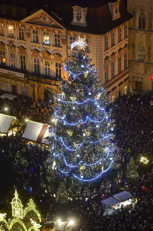 V sobotu 30. listopadu 2019 byl v Praze na Staroměstském náměstí rozsvícen vánoční strom.