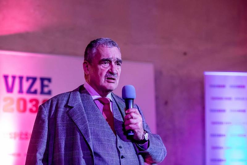 Roadshow TOP 09, která po všech krajích představuje lidem dokument Vize 2030, pokračovala 6. března v Praze. Karel Schwarzenberg.