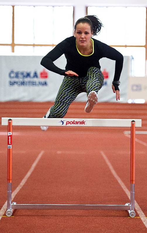   S OPTIMISMEM hledí k halovému mistrovství Evropy v Praze překážkářka soutěžící na trati 60 metrů Lucie Koudelová.