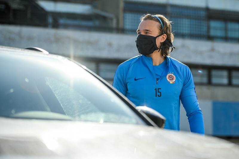 Fotbalisté Sparty Praha poprvé trénovali v omezených podmínkách kvůli koronaviru.