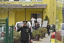 Policisté před budovou Středního odborného učiliště Ohradní v Praze 4, kde útočník s mačetou 31. března 2022 smrtelně zranil učitele.
