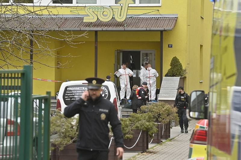 Policisté před budovou Středního odborného učiliště Ohradní v Praze 4, kde útočník s mačetou 31. března 2022 smrtelně zranil učitele