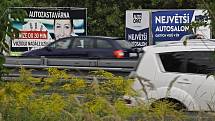 Billboardy u dálnice D1 v Praze.