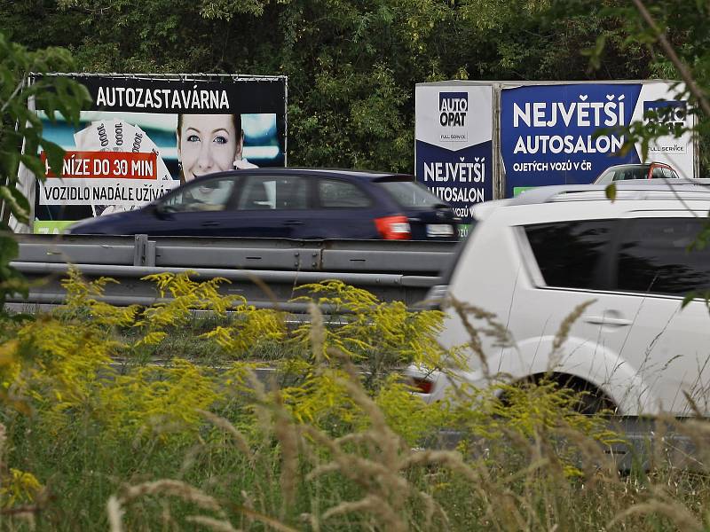 Billboardy u dálnice D1 v Praze.