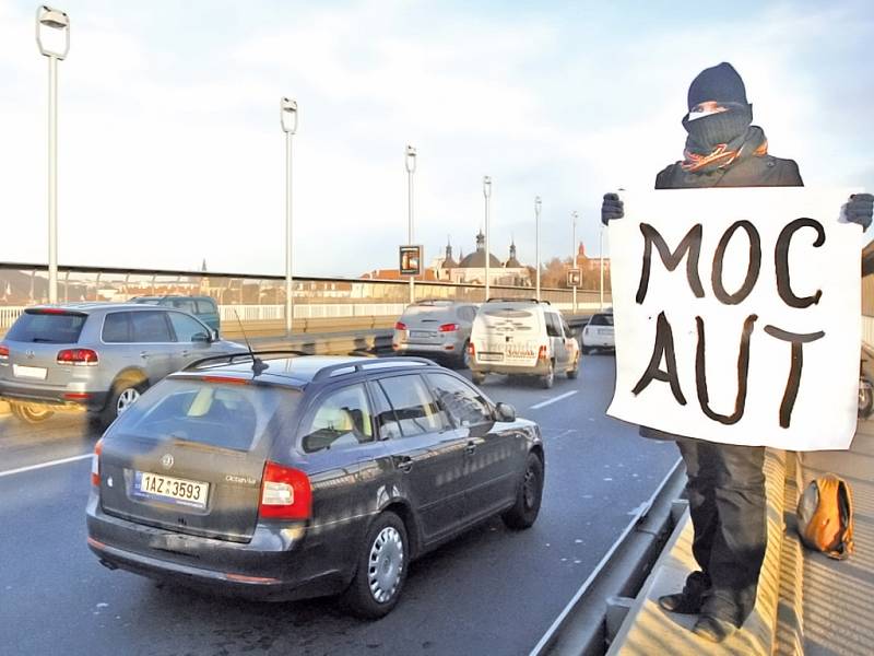 Individuální automobilová doprava nese hlavní podíl na znečišťování pražského ovzduší polétavým prachem a dalšími škodlivinami.