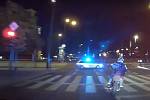 Policejní pronásledování ujíždějícího motorkáře v ulicích Prahy.