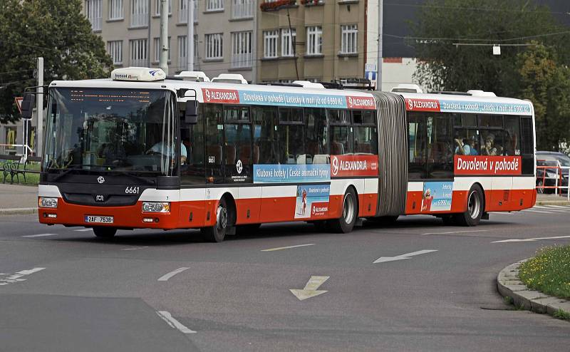 Tramvaj a autobus.