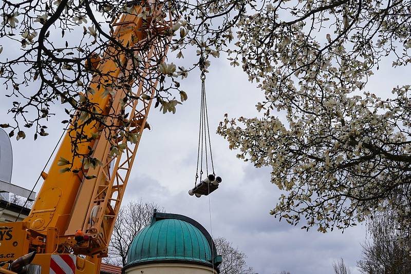 Z demontáže největšího dalekohledu Štefánikovy hvězdárny na pražském Petříně kvůli renovaci přístroje v německé Jeně.