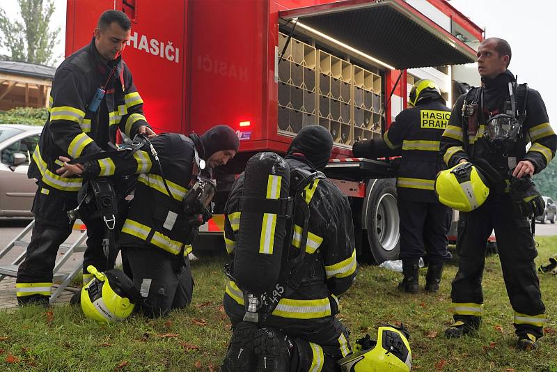 Rozsáhlejší požár, který na sebe upozornil z daleka viditelným kouřem, zachvátil v sobotu 27. srpna čtvrt hodiny po deváté hodině střechu jedné z budov v areálu Ústřední vojenské nemocnice v pražských Střešovicích