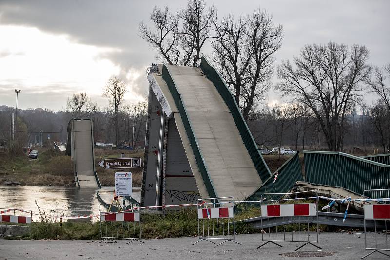 U Trojského zámku v Praze se 2. prosince odpoledne zřítila do Vltavy betonová lávka pro pěší. Podle informací záchranářů se při pádu zranili čtyři lidé. Snímek je ze 3. prosince.