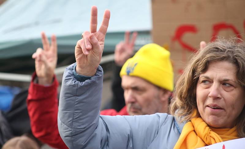 Demonstrace u ruské ambasády v Korunovační ulici v Praze.