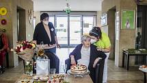 Z oslavy stých narozenin Vlastimily Noskové v Alzheimer Home v Průhonicích.