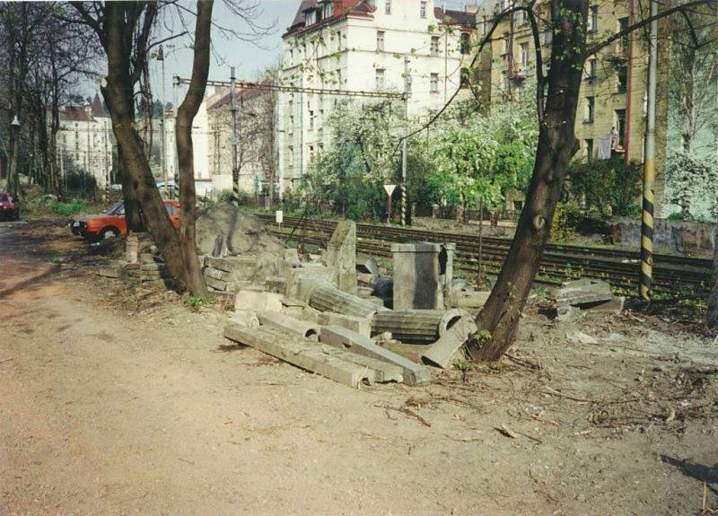 Plot mezi Čiklovou ulicí a železniční tratí. Možná kolem něj chodíte každý den a nevěnujete mu přehršle pozornosti. Za ním je ale ukryt kus historie v podobě umělecké zahrady. Ta je připomínkou doby, kdy zde stával jeden z největším prvorepublikových soch