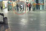 Čtyři útočníci zbili u metra Budějovická dva mladíky.