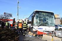 Nehoda autobusu a sanitky na pražském Opatově.