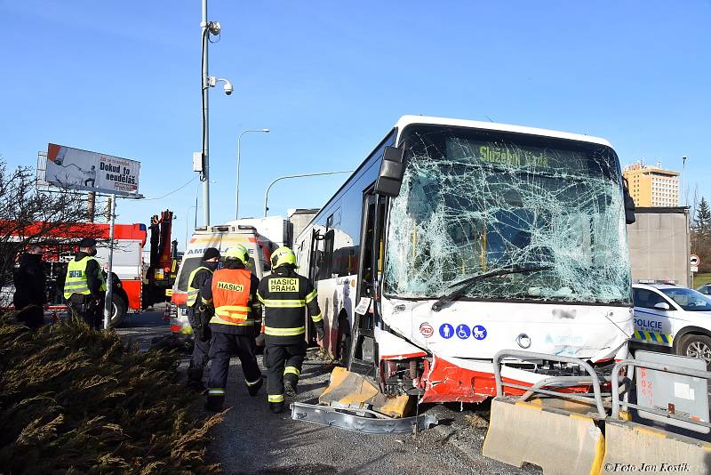 Nehoda autobusu a sanitky na pražském Opatově.