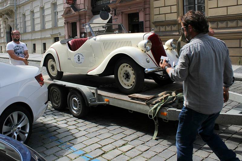 Přejímka historických vozů k závodu 1000 mil československých 11. srpna 2021 v Opletalově ulici před budovou Autoklubu České republiky.