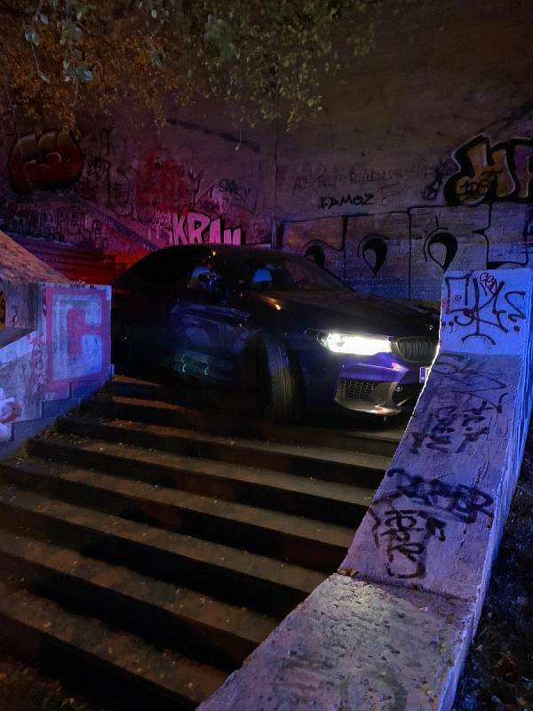 Policisté zasahovali u auta uvízlého na schodech. Tmavé BMW předtím jelo po Nuselském mostě v protisměru.