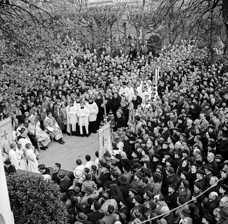 Břevnovský klášter . Za Protektorátu Čechy a Morava byl místem setkání a oslav. V roce 1939 oslavilo benediktinské opatství sv. Vojtěcha 935 let trvání kláštera v jeho zahradách před pavilonem Vojtěška.