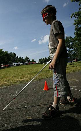 Zdraví návštěvníci měli možnost díky speciální dráze na vlastní kůži ozkoušet obtíže handicapovaných při pohybu městem na vozíku nebo za pomoci slepeckého psa.