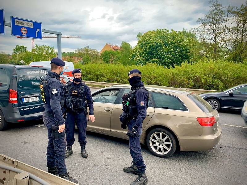 Pražští policisté pronásledovali zlatou audinu, která ujížděla v protisměru a nerespektovala světelné výstražné znamení.