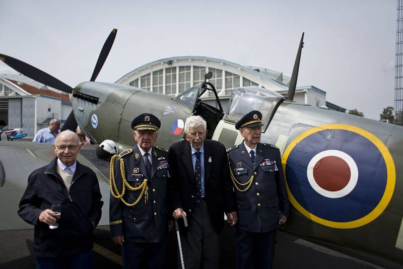 Součástí slavnostního odhalení památníku československým pilotům sloužícím za druhé světové války u RAF, které si nenechali ujít ani veteráni, byl přelet historického letounu Spitfire XVI, v němž létal slovenský pilot Otto Smik s 312. perutí.