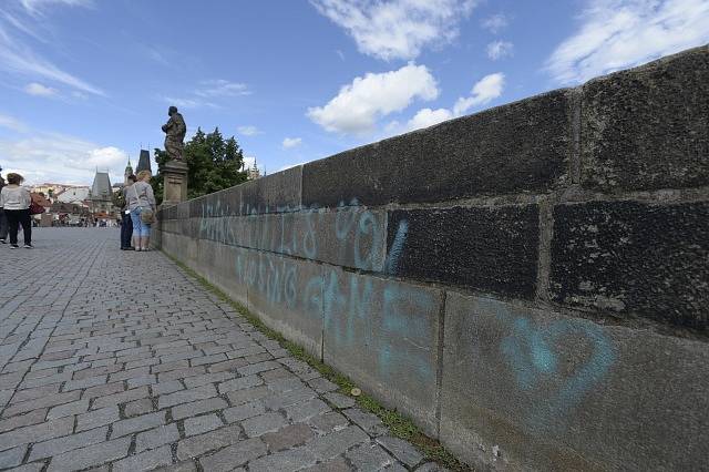 Na Karlově mostě se objevilo graffiti také v červenci.