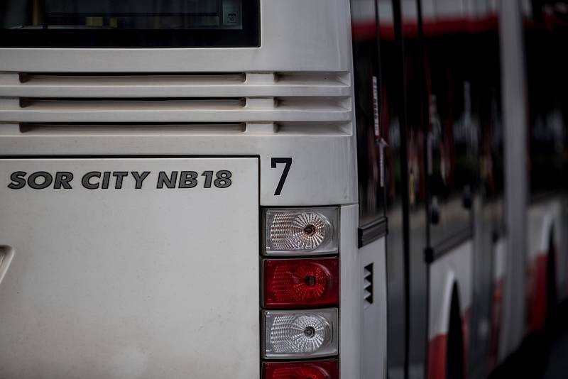 Autobusy městské hromadné dopravy Dopravního podniku značky SOR stojící na autobusovém nádraží Na Knížecích v Praze.