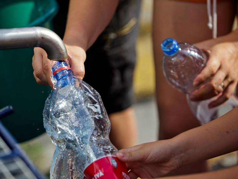 V důsledku rozsáhlé havárie vodovodního řadu ve Formánkově ulici v Praze 8 jsou bez dodávek vody tisícovky domácností přilehlých čtvrtí. Náhradní zásobování vodou zajišťuje několik desítek cisteren.  