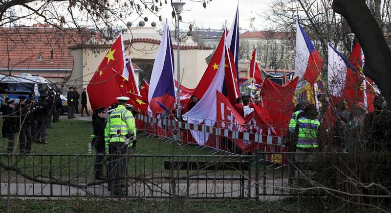 Demonstrace proti čínské lidskoprávní politice v parku Kampa.