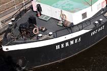 Loď Hermes sloužící lidem bez přístřeší kotví pod Štefánikovým mostem v Praze.