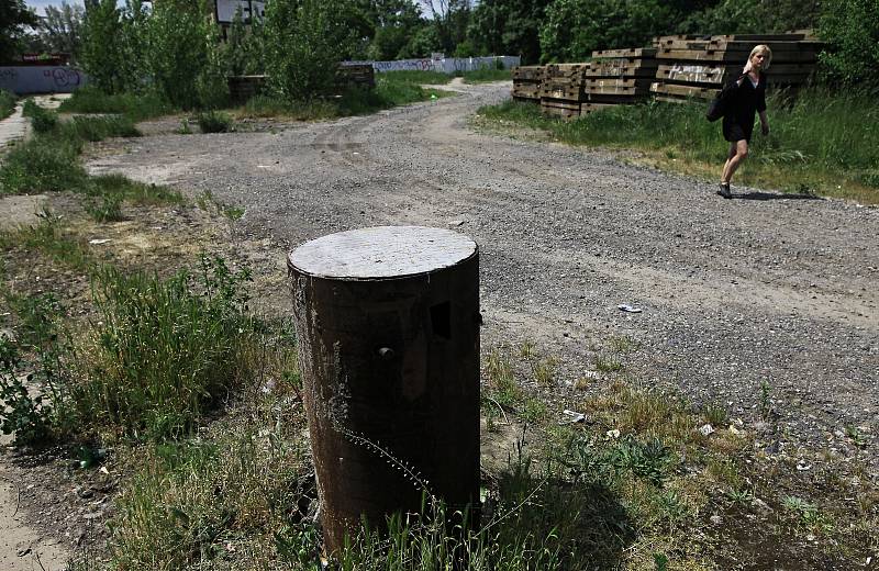 Současná Palmovka - špína, nepořádek, rozkopané ulice při rekonstrukci kolejí.