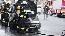 Požár osobního vozu. Mezi bytovými domy v Italské ulici na Vinohradech shořelo osobní auto.