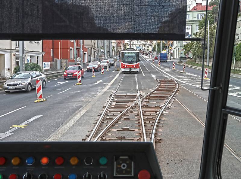 Předávání kolíku v rámci bezpečnosti mezi řidiči tramvají v úseku Vychovatelna a Bulovka.