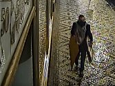 Muž podezřelý z krádeže obrazů v galerie ve Vodičkově ulici v Praze.