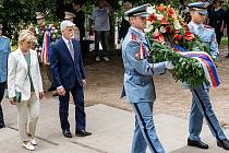 Prezident Petr Pavel a jeho manželka Eva Pavlová na pietním shromáždění k uctění památky obětí komunismu.