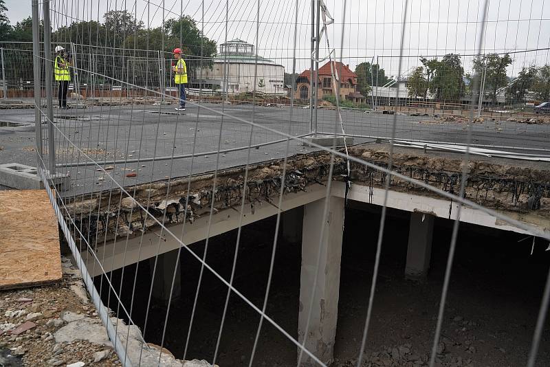 Stavební jáma levého křídla Průmyslového paláce.