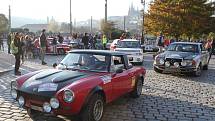 Ze slavnostního startu 10. ročníku mezinárodního automobilového závodu legend Rallye Praha Revival.