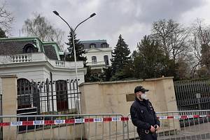 V neděli 18. dubna 2021 hlídala prostor před ruskou ambasádou v Praze policie.