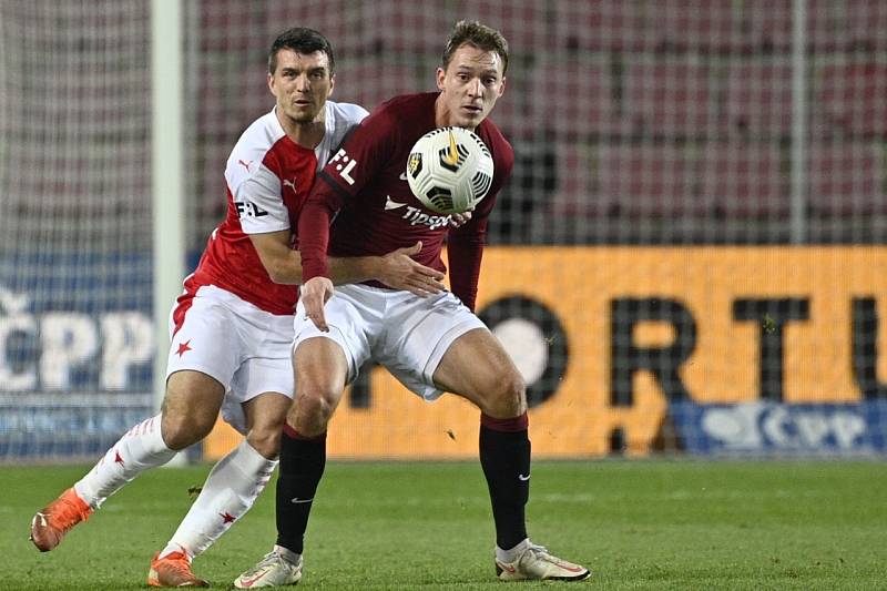 Sparťanský útočník Lukáš Juliš (vpravo) v derby neproměnil penaltu a jeho tým podlehl na domácím stadionu Slavii 0:3.