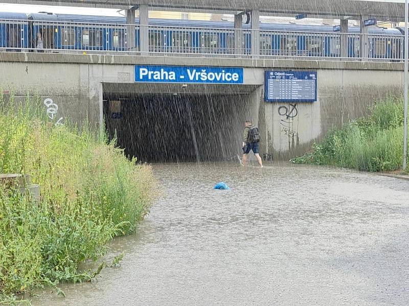 Zaplavený podchod na nádraží ve Vršovicích 20. srpna 2022.