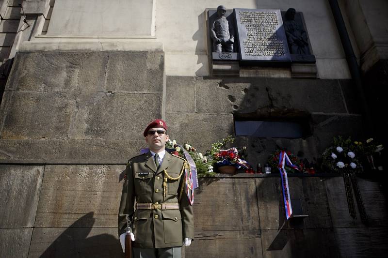 Pietní vzpomínka při příležitosti 71. výročí boje čs. parašutistů proběhla 18. června u kostela Cyrila a Metoděje v Resslově ulici v Praze. 