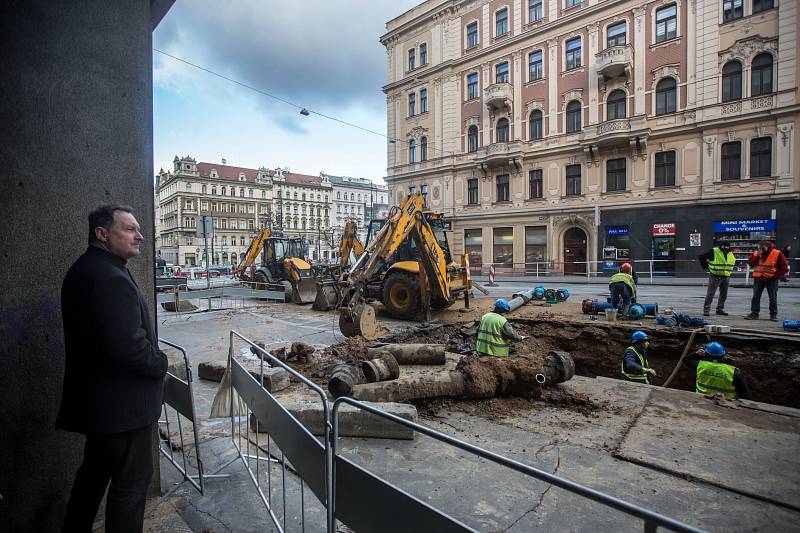 Kvůli noční havárii vodovodního potrubí je od pondělního zcela uzavřena Sokolská ulice v centru Prahy u křižovatky s Ječnou.