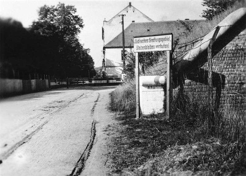 Pohled na bránu v Terezíně.