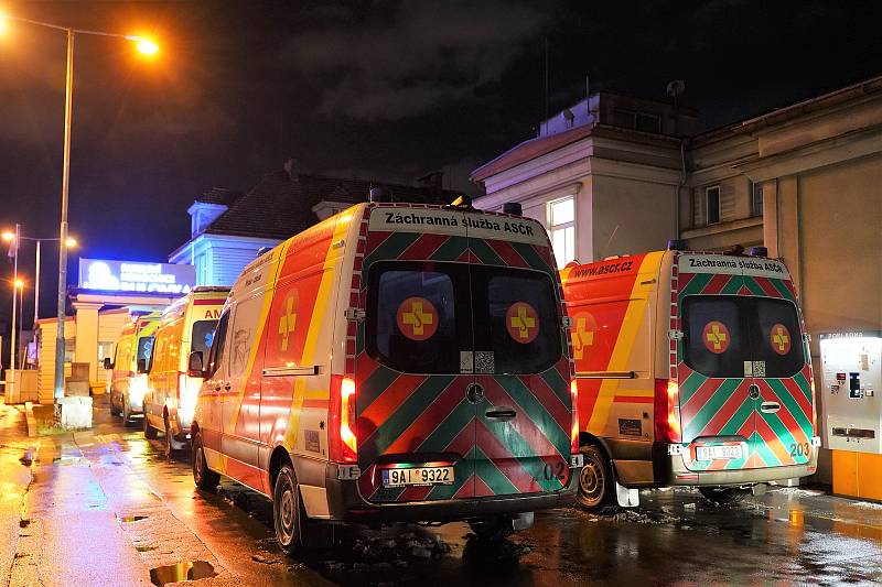 Fakultní nemocnice Bulovka, výpadek proudu na pavilonu 13 ARO. Sanitní vozy byly připraveny na případnou evakuaci.